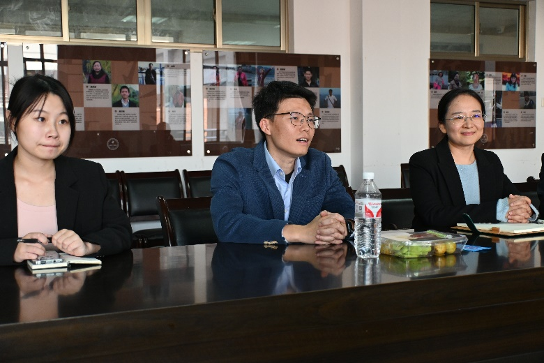 陈院长与校外指导老师交谈 娱乐城排行